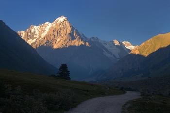 Morgendämmerung in den Bergen / ***