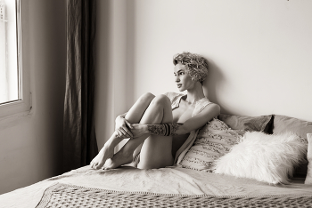 Art nude / young beautiful woman posing nude in the studio