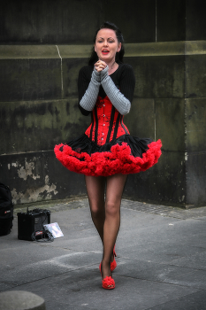 @@@ / Felicity Redman promotes Edinburgh Fringe Festival show 'The Two Sopranos', on the Royal Mile, Edinburgh