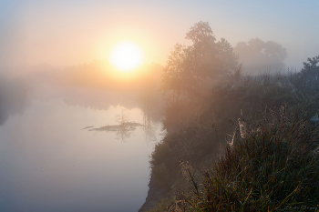 Sonnenaufgang über dem Fluss / ***