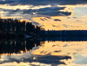 Fraser River / Sunset reflections at the Fraser River