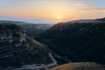 Sonnenaufgang im Wald / ***