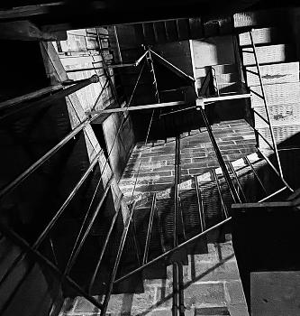 Auf der Treppe / ***