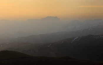 Morgendämmerung in den Bergen / ***