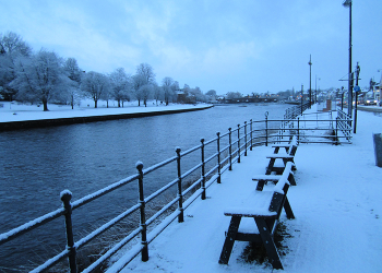 Snow by the river / Walking along the river is the only thing I could do after you told me you were not going to come.