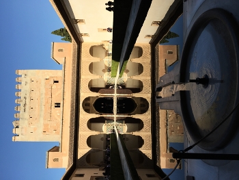 The Alhambra / Water tells you words along the way that surrounds the stone buildings. It is not the paradise, it is the Alhambra.