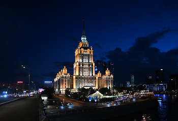 Hotel Ukraine / ***