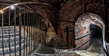 Auf der Treppe / ***