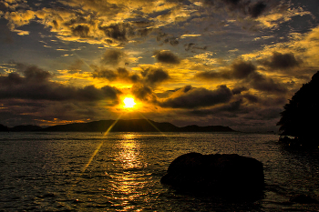 Die Sonne steigt / ***