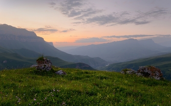 Morgendämmerung in den Bergen / ***