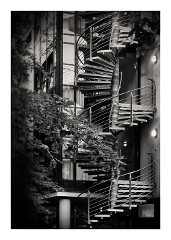 SPINDELTREPPE / Eine Aussentreppe die sich um eine Spindel schlingt.