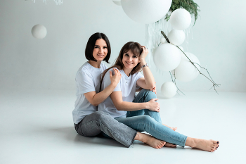 Family photo session in the studio / Family photo session in the studio