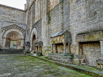 Vallbona de les Monges - tombes a la paret del monestir - L'Urgell / Vallbona de les Monges - tombes a la paret del monestir - L'Urgell