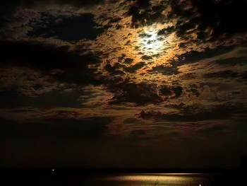 Der Mond in den Wolken / ***