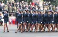 In den Straßen der Mädchen wurden ... als ob die Parade ... 1 / ***