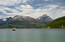 Ein typisches norwegischen Fjord Landschaft mit Bergen und der Fischerei Schoner. / ***