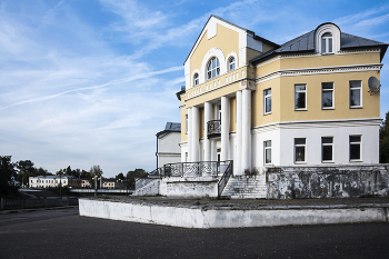 Haus auf dem Damm / ***
