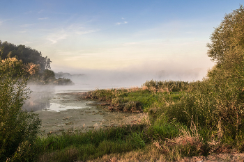 Nebel über dem Fluss. / ***