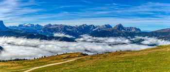Südtirol / Berggipfel in Südtirol , Nebel in den Tälern