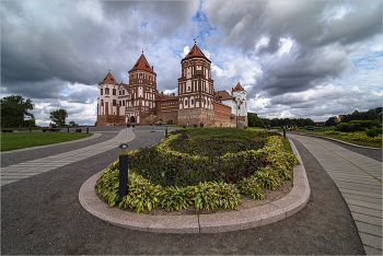 Mir Castle / ***