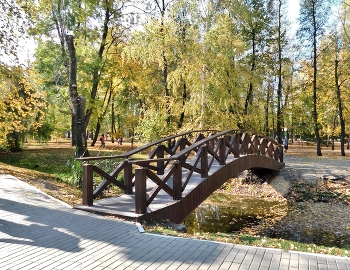 Brücke im Park / ***
