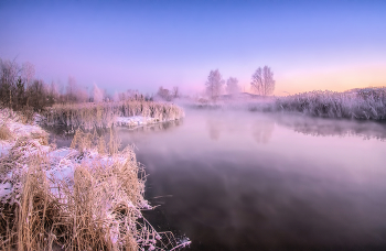 Sonnenaufgang über dem Fluss / ***