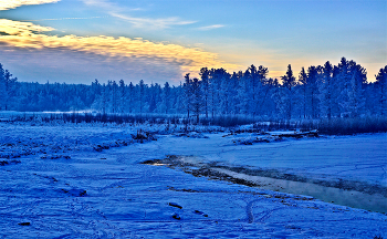 Sonnenaufgang über dem Fluss / ***