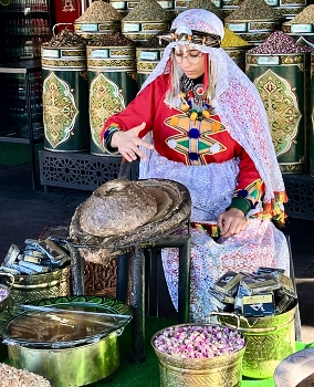 Making Argan Oil / Making Argan Oil in Marrakesh, Morocco