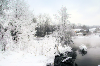 Sonnenaufgang über dem Fluss / ***