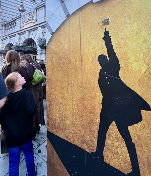 “Hamilton” in London / Patrons are waiting at the London theater to be let in for the performance of the musical “Hamilton”