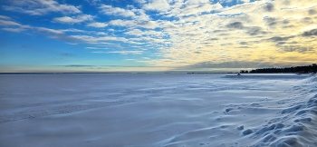 Sonnenaufgang über dem Fluss / ***