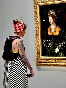 The fashionistas of two eras / A modern fashionista looking at her soulmate of the past