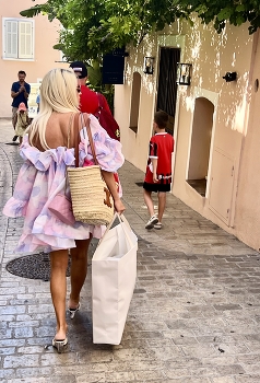 done with shopping / Street life in Antibe, France