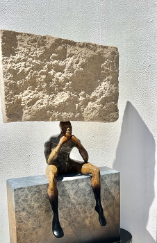 Colossal Problem / Statue in a gallery