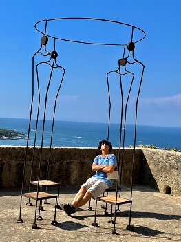 In the country of giants / Experiencing the exaggerated third dimension