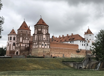 Mir Castle / ***