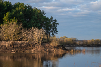 Dämmerung auf dem Fluss. / ***