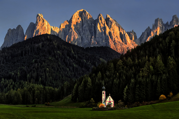 Villnöss / im Hintergrund die Geisler Spitzen