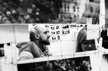 Besucher / ***