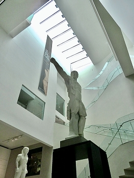 Ashmolean statues / Statues at the Ashmolean museum in Oxford, UK