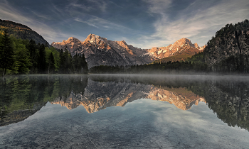 Der Almsee / Morgenrot um 5 Uhr früh