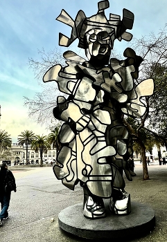 Harlequin statute / Contemporary statue of Harlequin in the city center