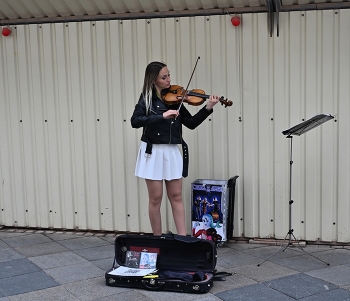 Busker / ***