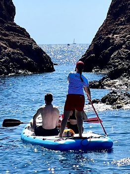 To the open sea / Navigating through the rocks to the open sea