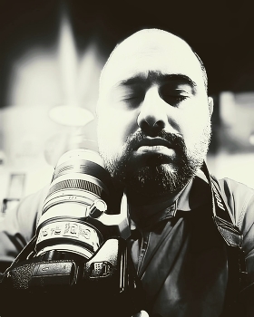 The Photomaster / The B&amp;W self-portrait of the Photomaster.