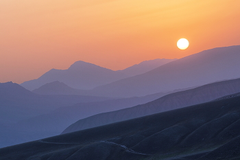 Sonnenaufgang in den Bergen / ***