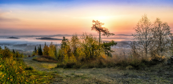 Sonnenaufgang über dem Fluss / ***