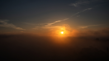 Die Sonne steigt / ***