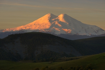 Morgendämmerung in den Bergen / ***