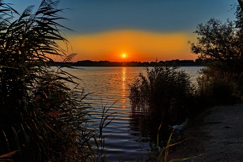 Sonnenuntergang auf dem See. / ***